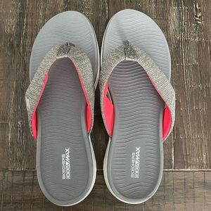 Skechers GOGA Max Flip Flops